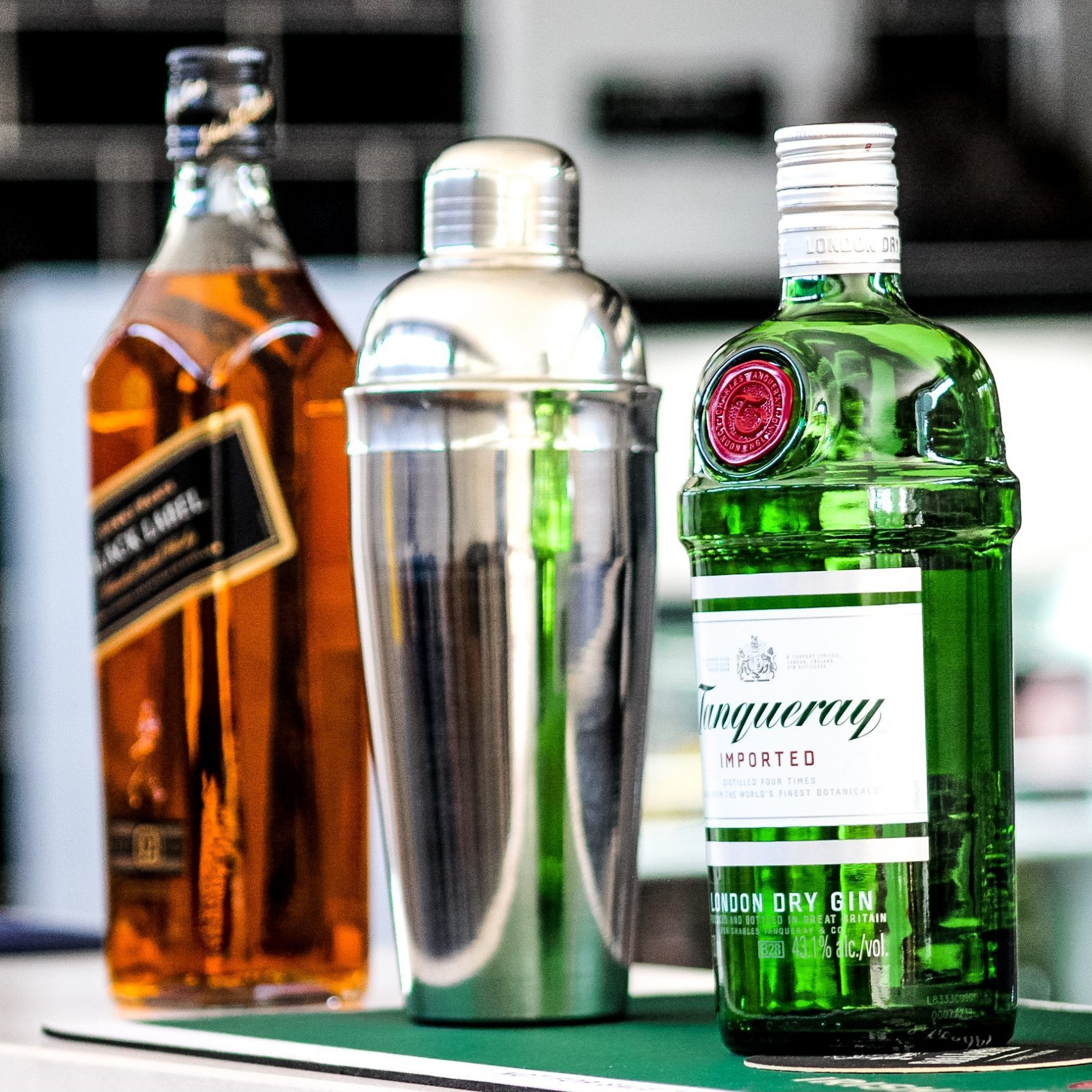 Seleção de bebidas e utensílios de bar apresentada pela Rasa
